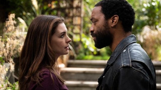 Anne Hathaway y Chiwetel Ejiofor protagonizan la comedia romántica "Locked down". (Foto Prensa Libre: Forbes / cortesía HBO Max).