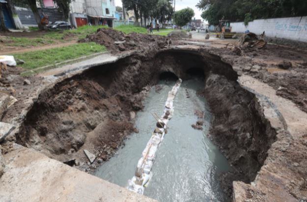 Hundimiento en la colonia Pablo Sexto, en Mixco. (Foto Prensa Libre: Erick Ávila)  