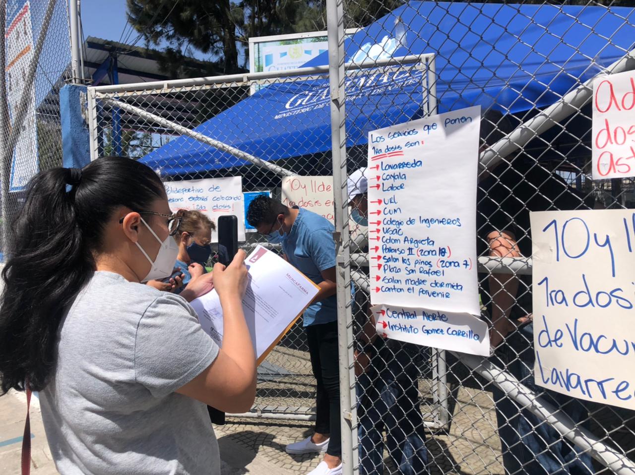 Ciudadanos guatemaltecos recorren varios centros de vacunación sin éxito de ser atendidos. (Foto Prensa Libre: Andrea Domínguez)