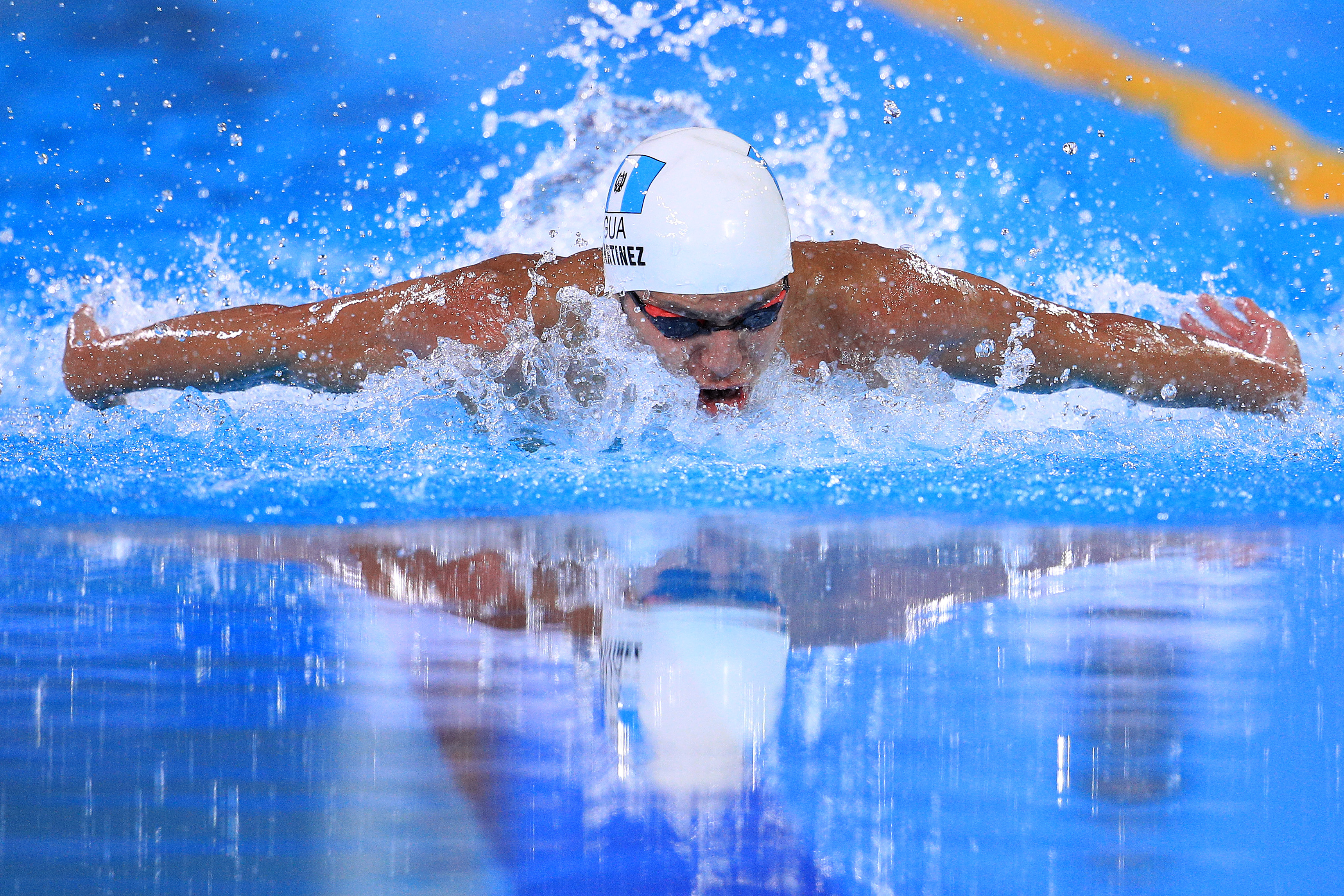 Luis Carlos Martínez, durante la final de los 100 metros mariposa en Tokio 2020. (Foto Prensa Libre: Twitter Juegos Olímpicos)