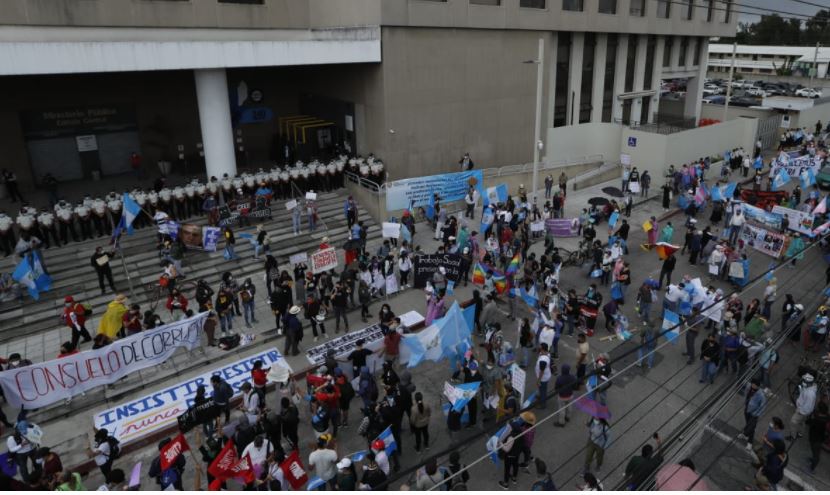 Guatemaltecos se dan cita frente a sede del MP para exigir la renuncia de la fiscal general Consuelo Porras. (Foto Prensa Libre: Esbin García)  