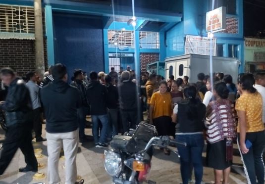 Enfermero muere baleado en hospital de San Pedro Necta. (Foto Prensa Libre: Mike Castillo)