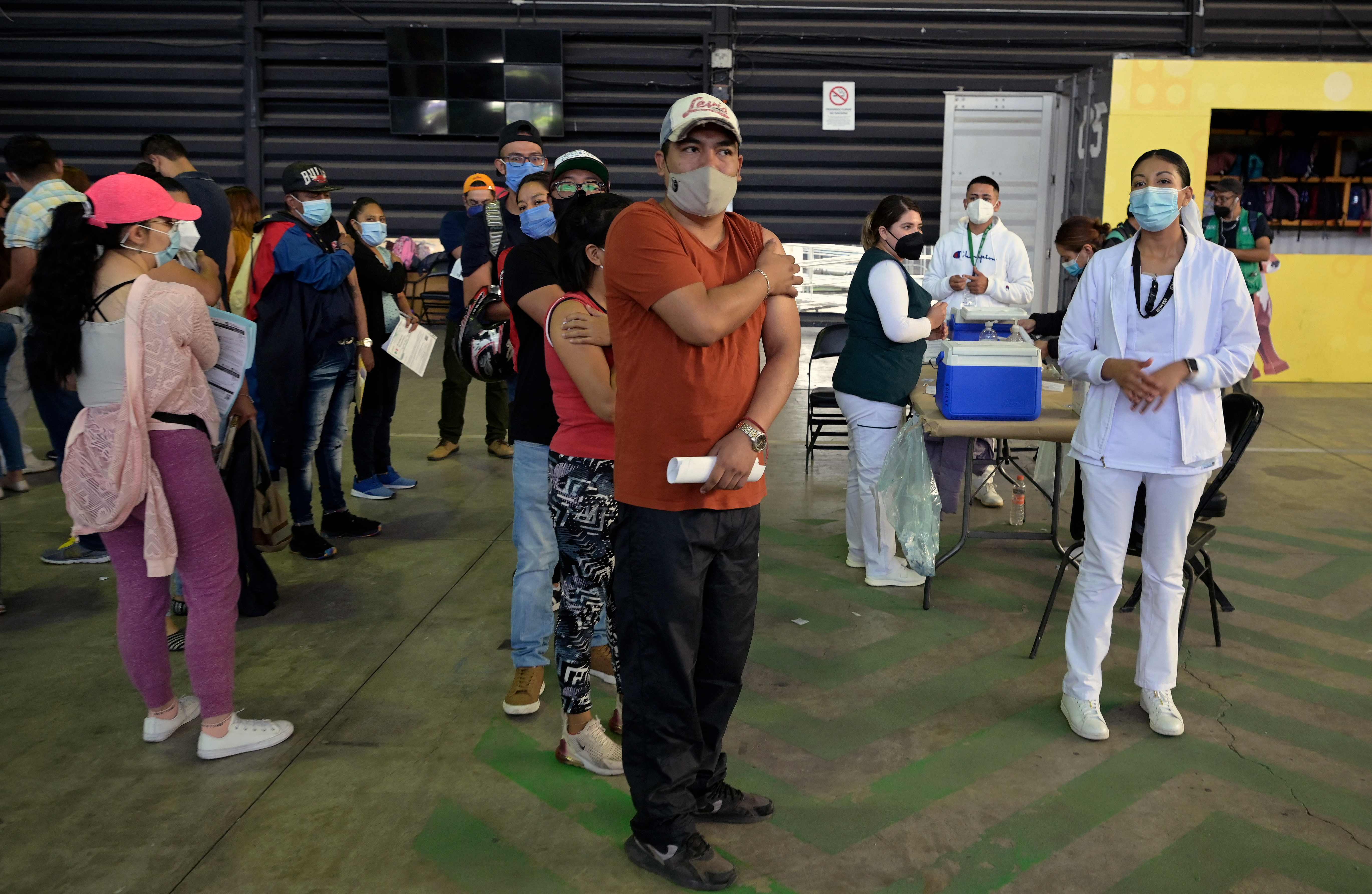 La Ciudad de México elevó el nivel de alerta sanitaria por casos de coronavirus mientras continúa con el proceso de vacunación de su población. (Foto Prensa Libre: AFP)