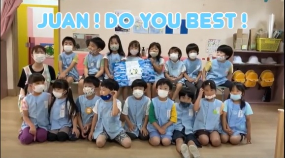 Niños del kínder Tamanawa, Kamakura, Japón, envían mensaje al guatemalteco Juan Maegli. (Foto Prensa Libre).