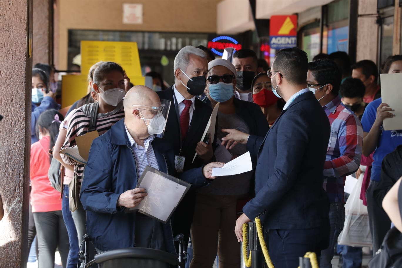 Las colas para pedir la extensión de vigencia del pasaporte iniciaron desde las 5:00 horas. (Foto Prensa Libre: Esbin García)