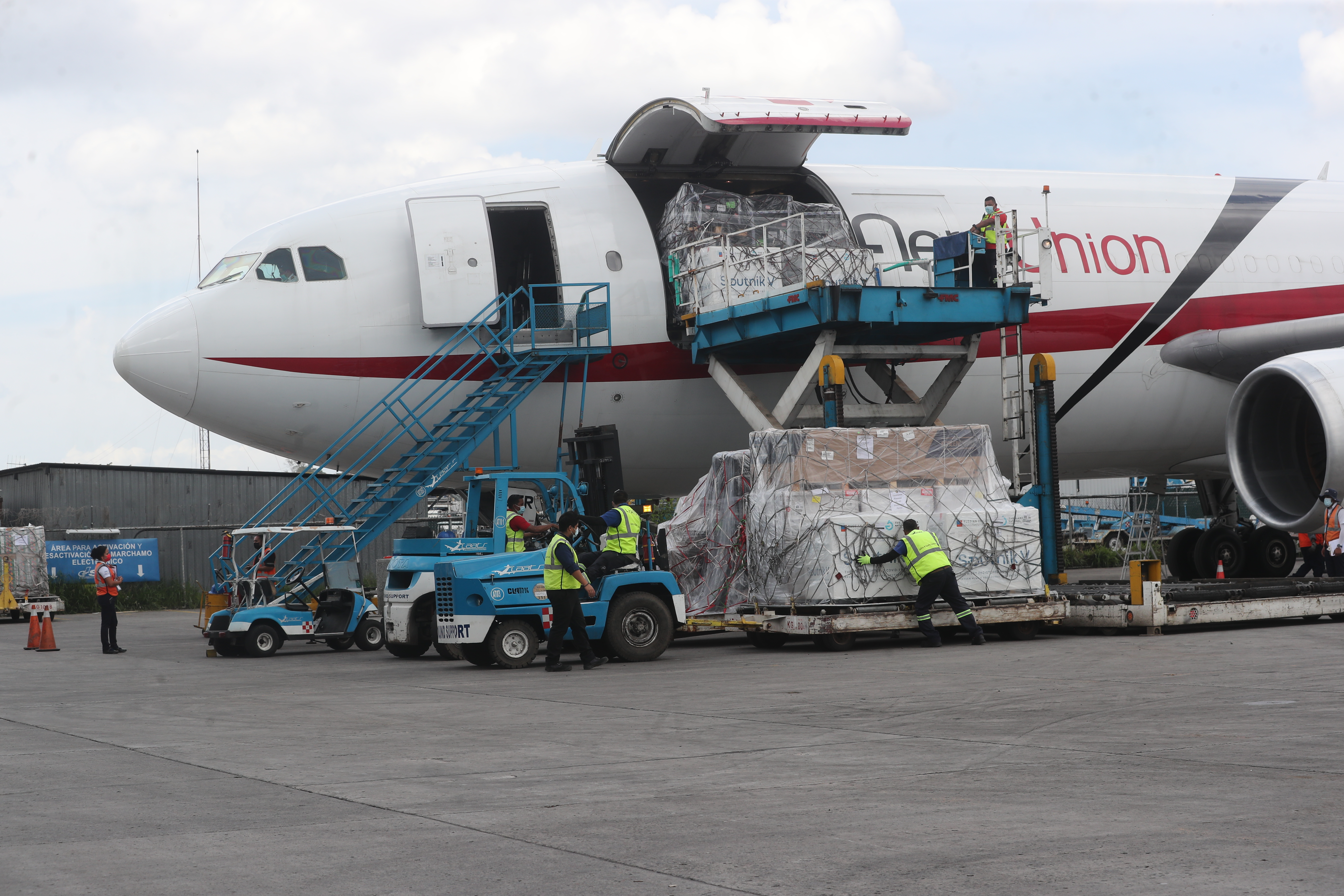 Un lote de 200 mil dosis de Sputnik V arriba a Guatemala este 3 de julio del 2021 al Aeropuerto Internacional La Aurora via Combex. (Foto Prensa Libre: Erick Ávila)