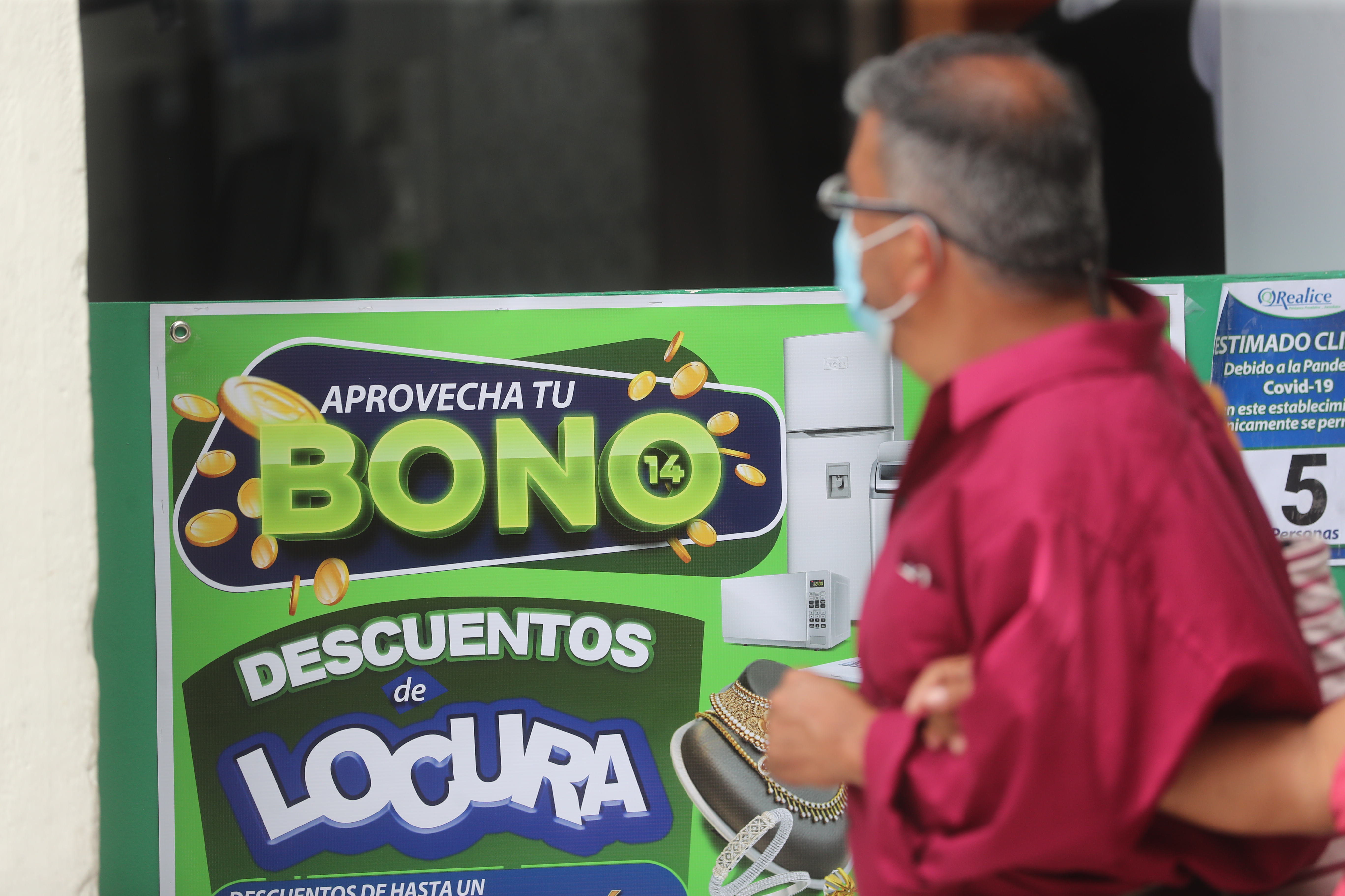 Las divisas por remesas familiares alcanzaron una nueva cifra histórica en agosto por US$1 mil 388 millones dinero que en su mayoría se destina al consumo en los hogares. (Foto Prensa Libre: Hemeroteca)