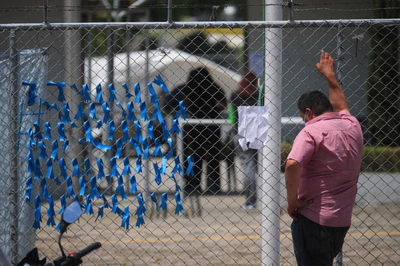 Los hospitales temporales para pacientes graves por coronavirus se encuentran en su punto máximo de capacidad. (Foto Prensa Libre: Carlos H. Ovalle)