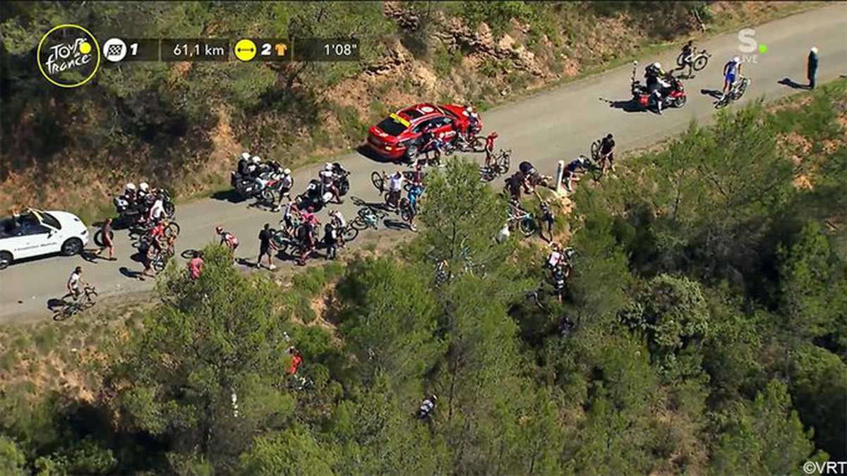 Imagen de la caída masiva que ocurrió este viernes 9 de julio en la decimotercera etapa del Tour de Francia. Foto Caída masiva Tour de Francia 2021 - Foto: Sporza_Koers