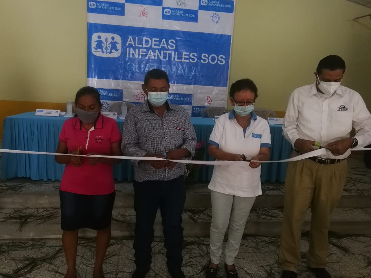 Personeros de Central de Alimentos, S.A y Aldeas Infantiles SOS, inauguraron el proyecto de nutrición. Foto Prensa Libre: Cortesía.