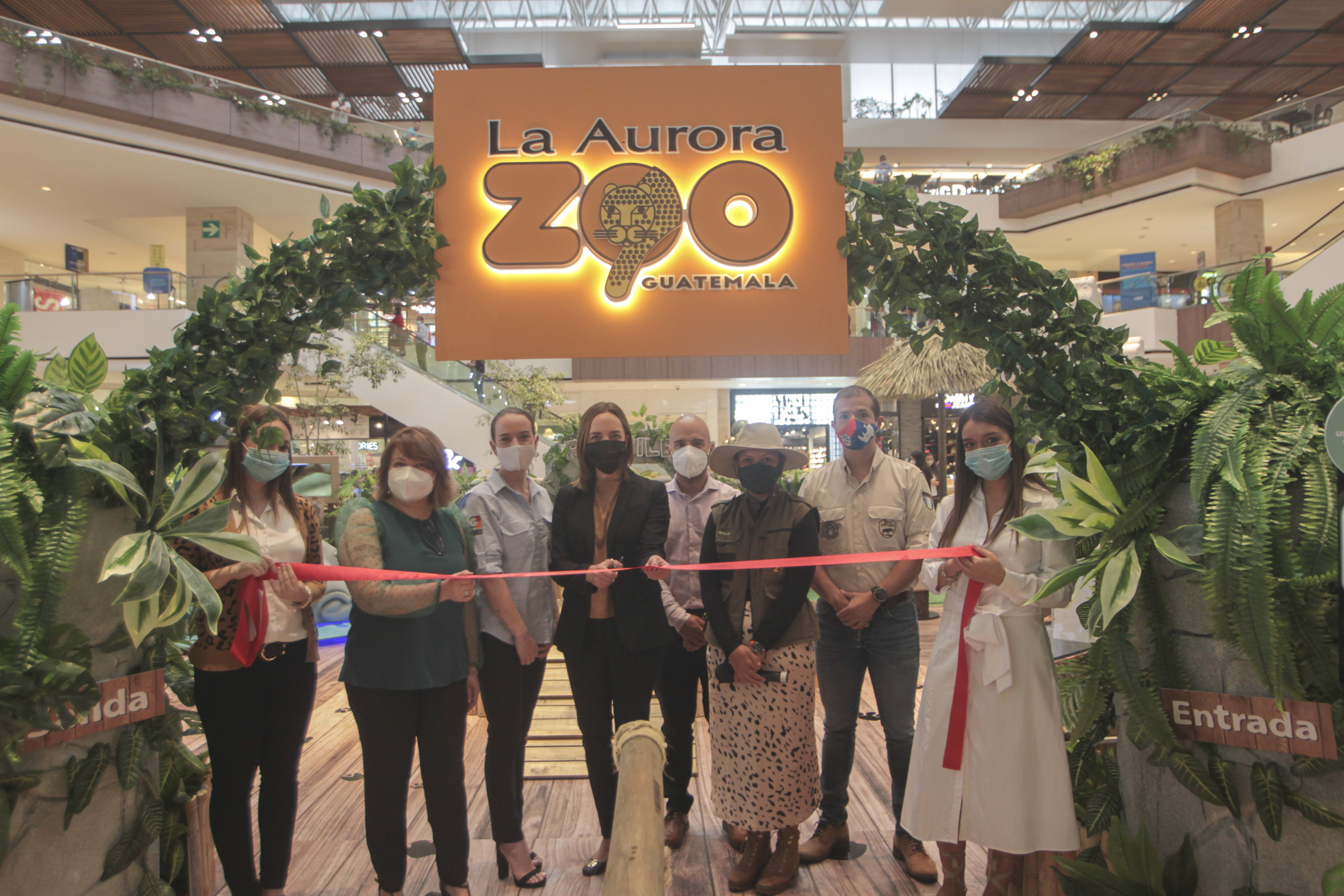 Directivos de Miraflores, y el Zoológico La Aurora junto a patrocinadores inauguraron esta área interactiva. Foto Prensa Libre: Norvin Mendoza.