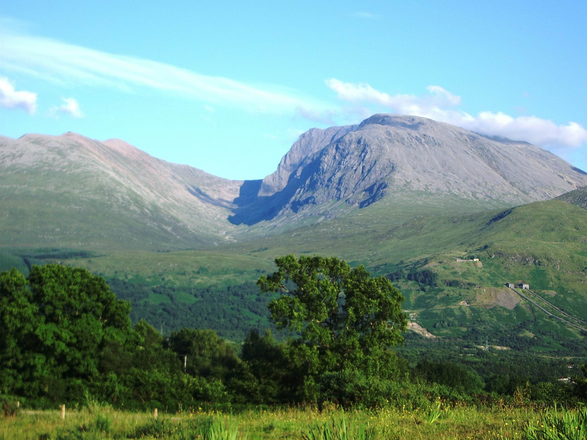  Ben Nevis en Escocia, el pico más alto de Gran Bretaña, es popular y conocido por su terreno traicionero. (Thincat) 