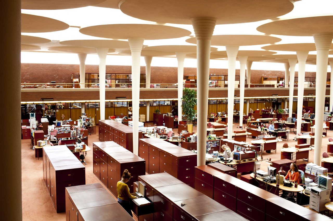 La sede de Johnson Wax en Racine, Wisconsin, fue uno de los primeros edificios de oficinas sin paredes interiores. (Narayan Mahon para The New York Times)