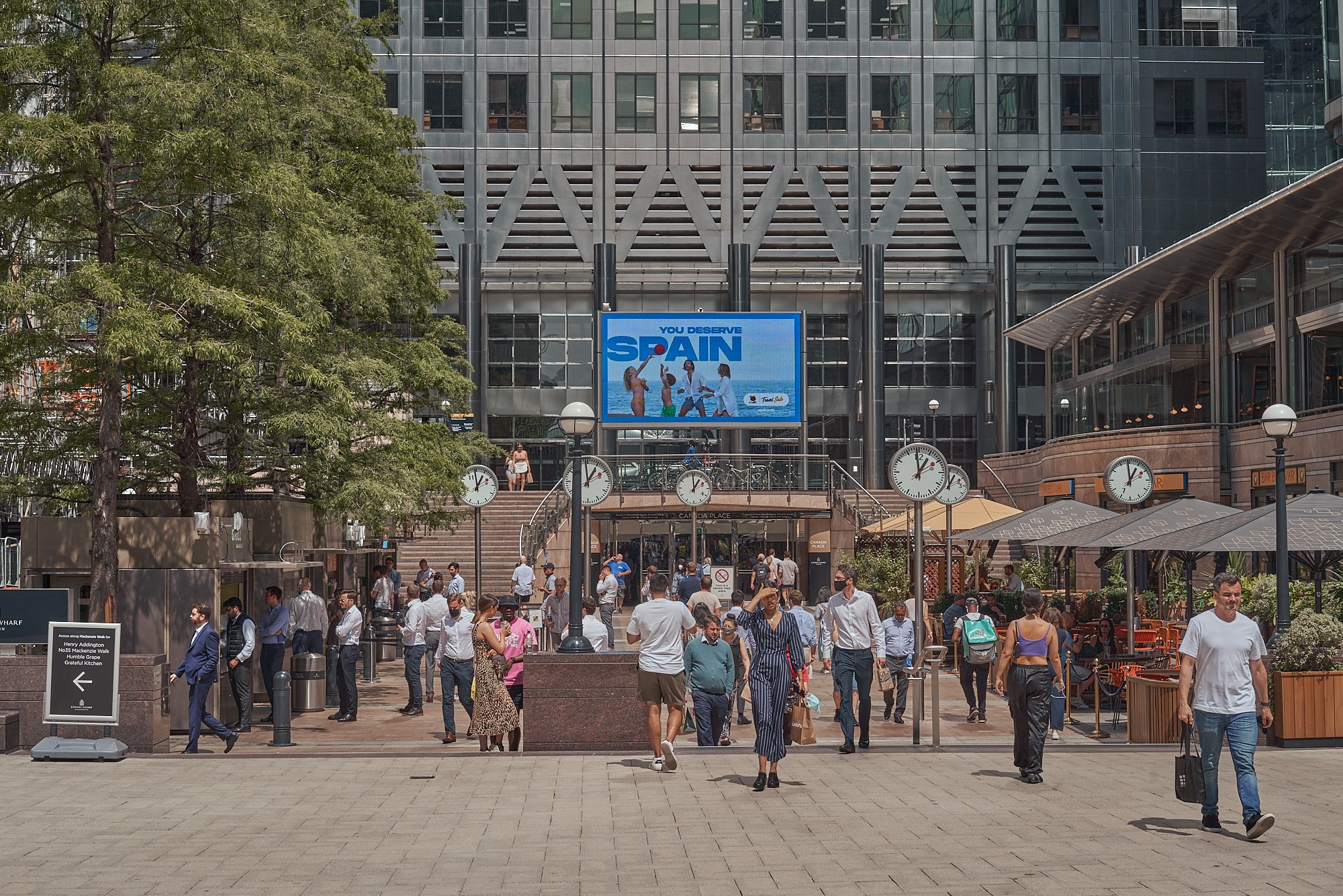 Peatones en Canary Wharf en Londres el lunes 19 de julio de 2021, denominado Día de la Libertad. (Foto Prensa Libre: Tom Jamieson / The New York Times)