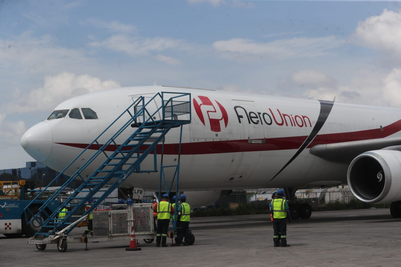 Un lote de 200 mil dosis de Sputnik V arribó a Guatemala este 3 de julio del 2021 al Aeropuerto Internacional La Aurora. (Foto Prensa Libre: Érick Ávila)