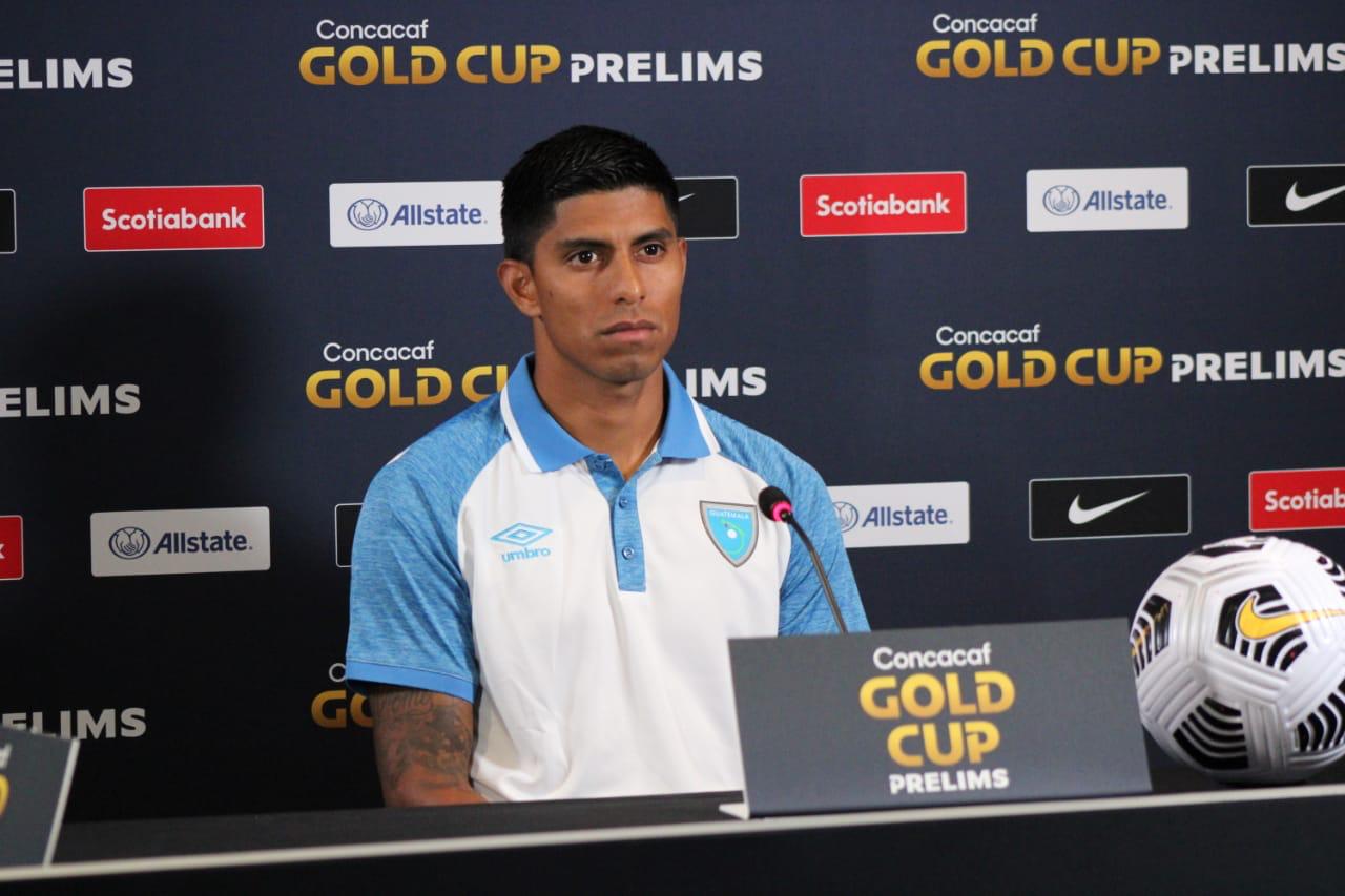 Moisés Hernández habla en la conferencia de prensa antes del partido contra Guyana. (Foto Fedefut).