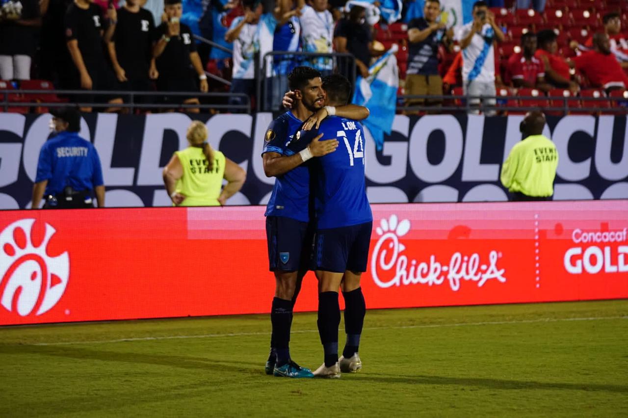 El autor del gol, Gerardo Gordillo el empate ante Trinidad y Tobago abrazado a Darwin Lom (14). (Foto Prensa Libre: Fedefut)