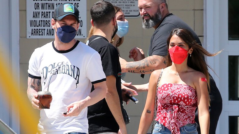 Messi y Antonela salen de un centro de vacunación en Miami, Florida, Estados Unidos. (Foto Grosby).