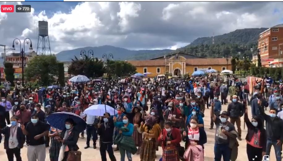 Representantes de los pueblos maya, garífuna, xincas, así como estudiantes y sociedad civil, expresan su rechazo a la destitución de Sandoval, en Totonicapán. 