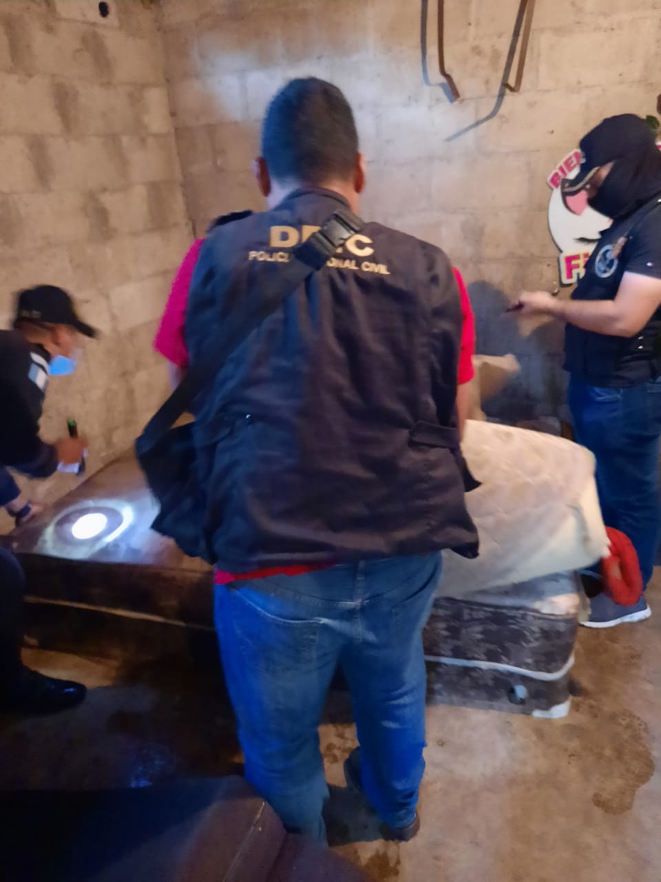 Investigadores de la Policía Nacional Civil recaban evidencias en Barberena, Santa Rosa, por un caso de abuso contra tres niños. (Foto Prensa Libre: PNC)