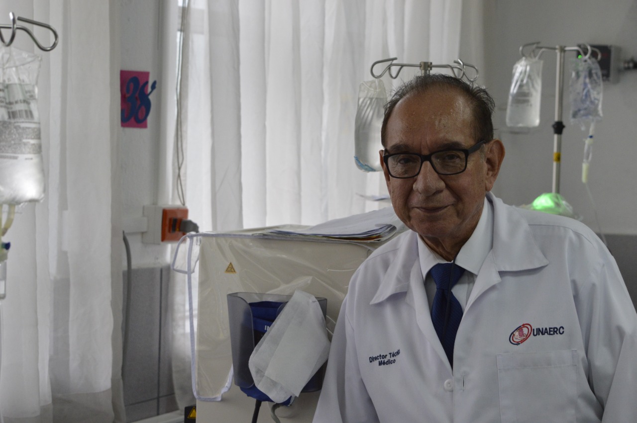 Carlos Joaquín Bethancourt es de los primeros nefrólogos en el país y fundador de Unaerc, institución  que atiende a pacientes de escasos recursos.   (Foto Prensa Libre: Unaerc)