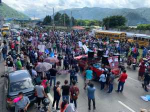 Decenas de personas se congregaron en Palín, Escuintla, para mostrar su rechazo a la corrupción que frena el desarrollo en comunidades rurales. (Foto Prensa Libre: Carlos Paredes)