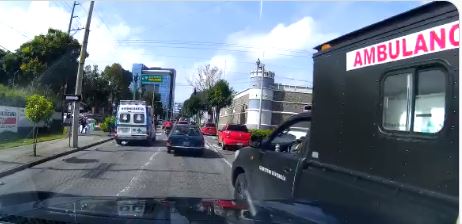 Video grabado desde un vehículo muestra la ambulancia militar con las vacunas rusas. (Foto: @mmendoza_GT/Twitter)