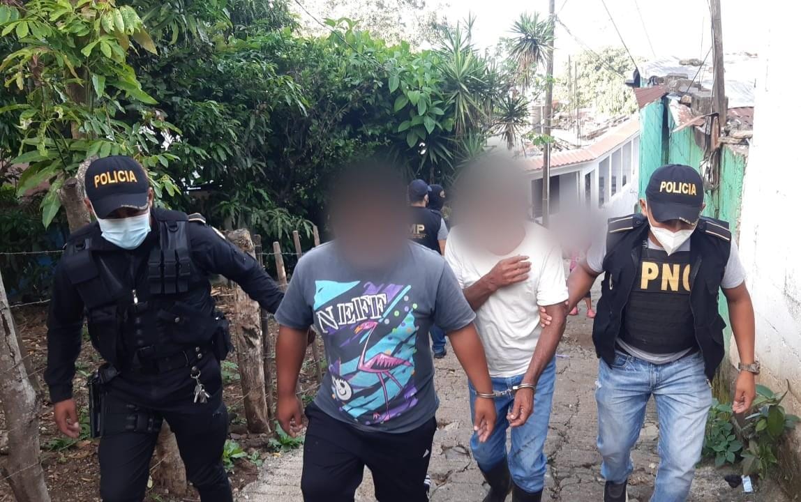 Agentes de la PNC trasladan a los detenidos en Cuilapa, Santa Rosa. (Foto Prensa Libre: PNC)