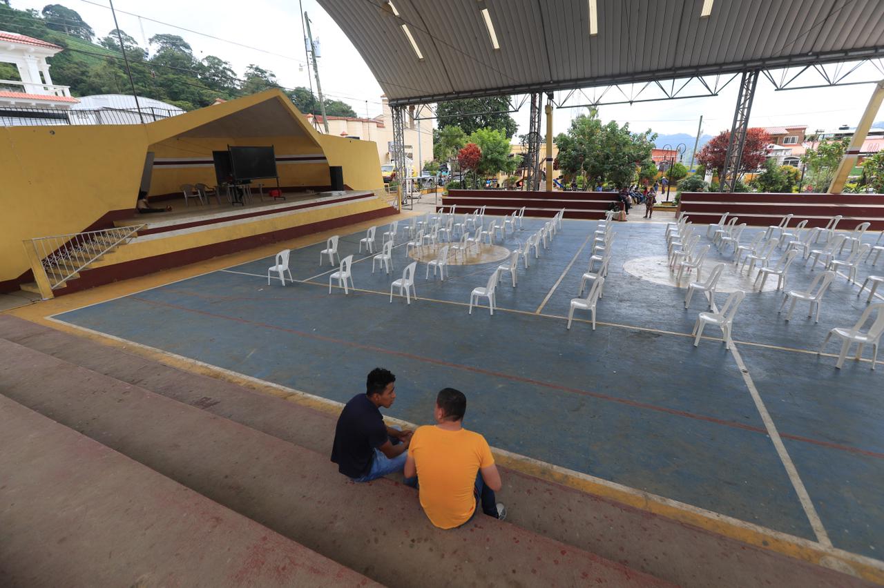 En el municipio de La Unión, Zacapa, han preparado la cancha municipal para ver el juego de Kevin Cordón en los cuartos de final de los Juegos Olímpicos. Foto Prensa Libre: Elmer Vargas. 