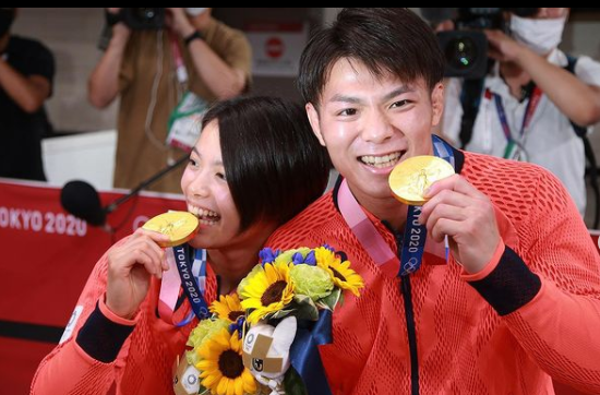 Los hermanos celebran el triunfo. Foto Prensa Libre.