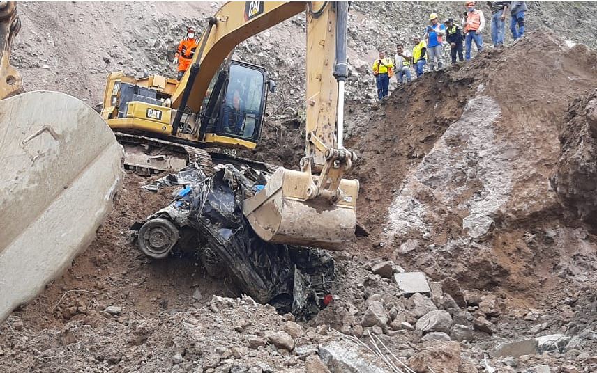 Tres motos y un vehículo han sido localizados en el derrumbe en Tajumulco. (Foto Prensa Libre: Conred)