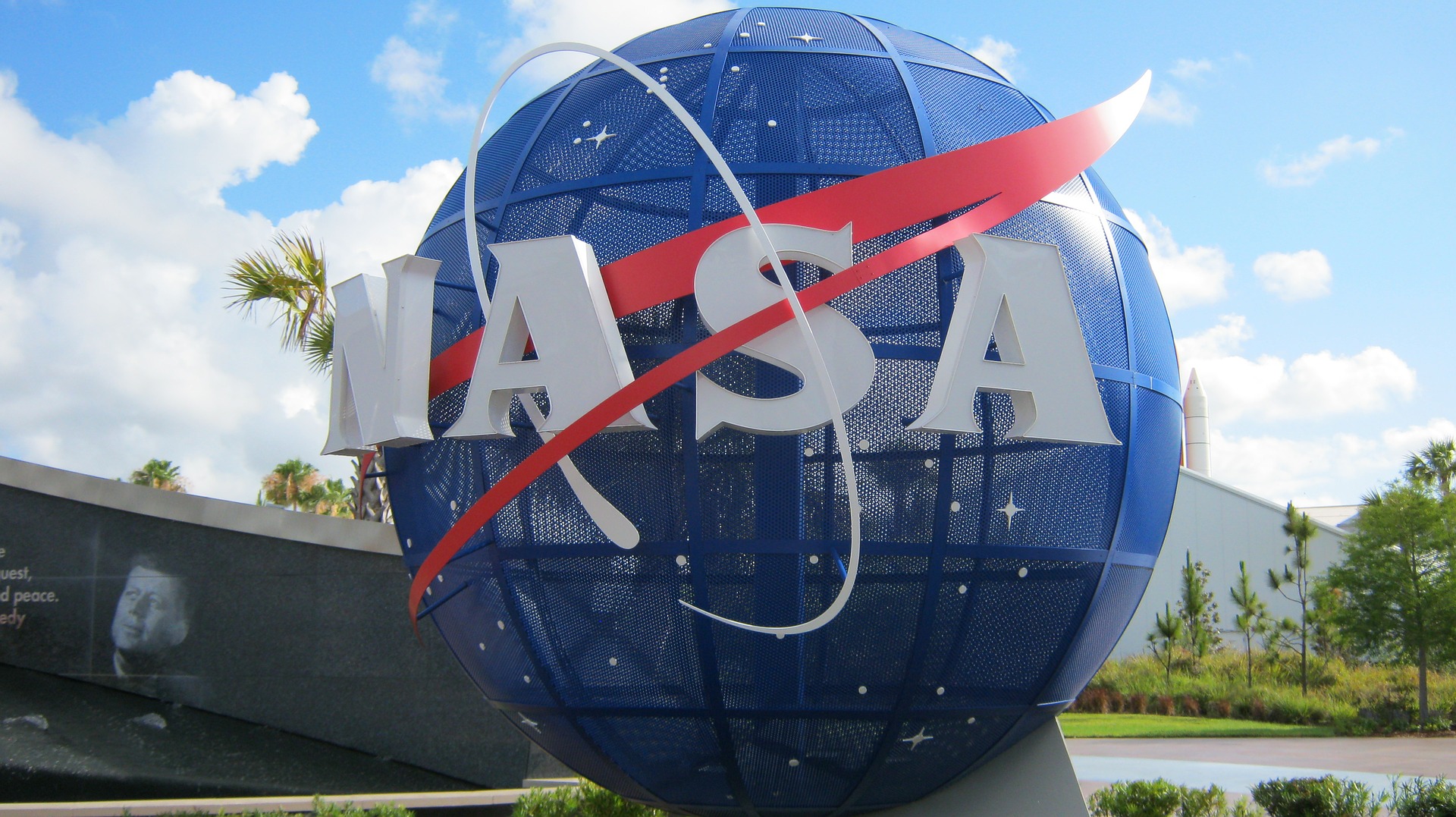 La nave espacial robot Lucy de la NASA está programada para ser lanzada en octubre de 2021. (Foto Prensa Libre: Pixabay)