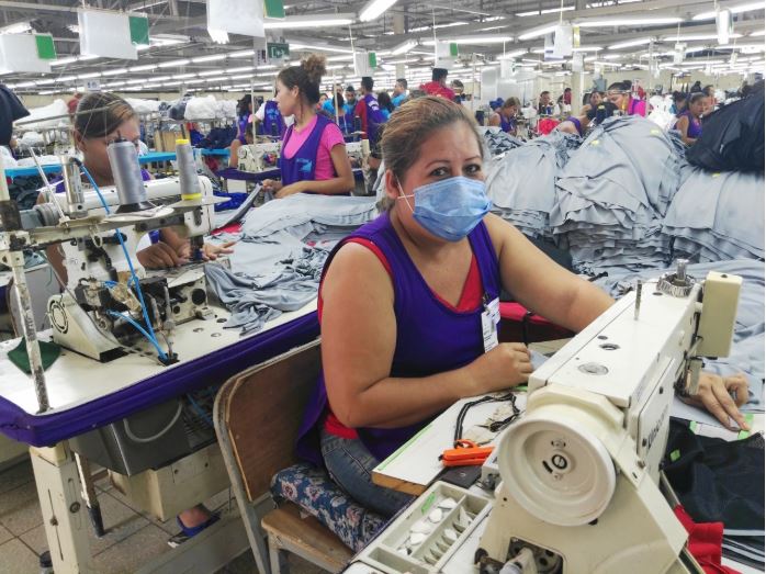 La mano de obra barata de Nicaragua permite que la producción textil sea competente para mercados asiáticos. La eventual sanción de Estados Unidos genera dudas en el sector. Foto: Cortesía