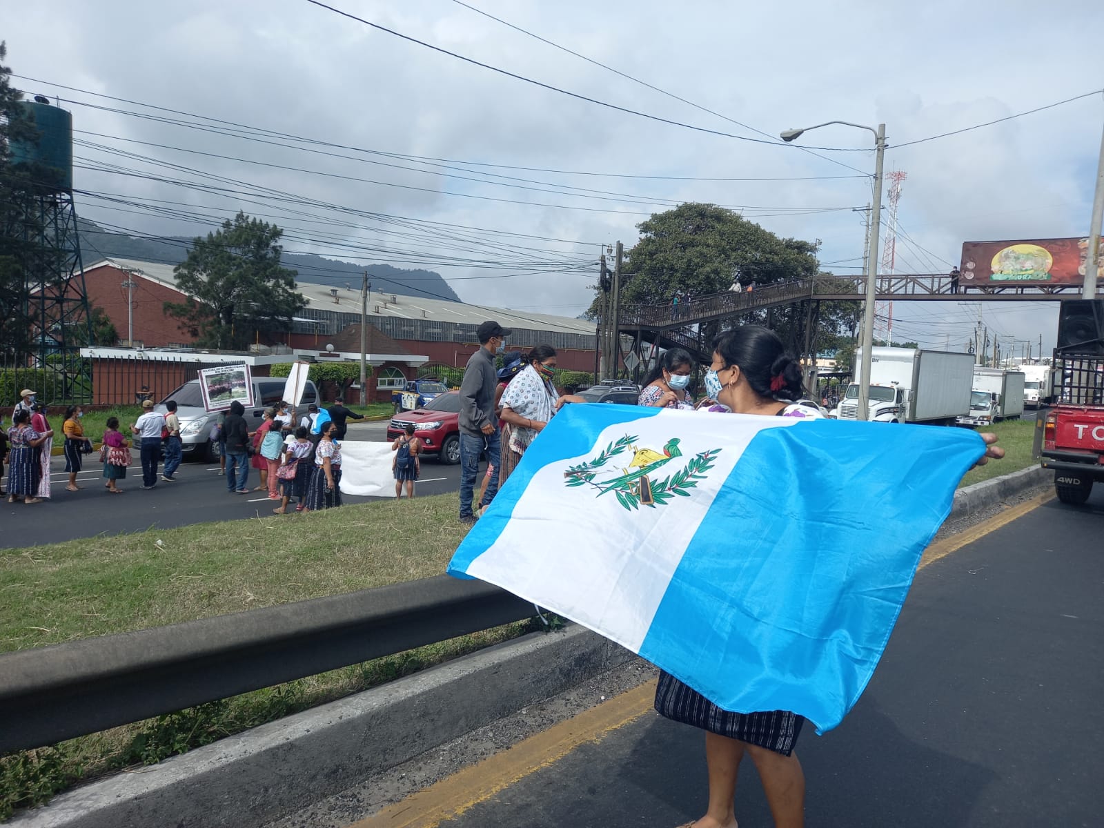 La alcaldía indígena de Palín ya bloqueó este lunes la carretera al Pacífico como medida de protesta. (Foto Prensa Libre: Juan Diego González)