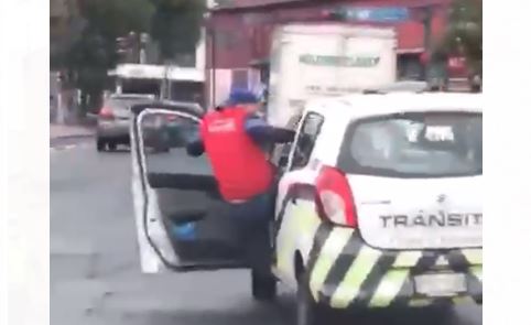 Momento en que el ciudadano reclama a los agentes por sus procedimiento. 