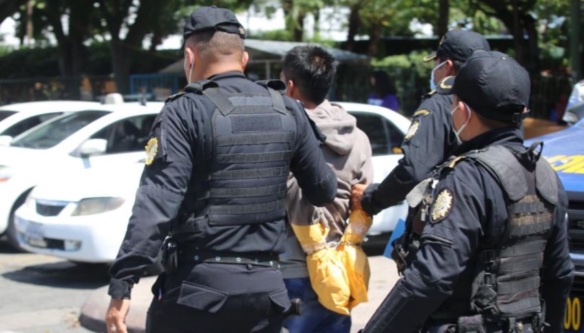 Policía conduce a uno de los supuestos pandilleros. (Foto: PNC)