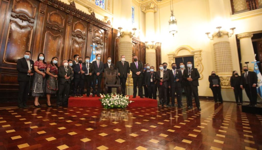 Líderes indígenas reciben la silla de Atanasio Tzul de manos del presidente Giammattei. (Foto: Ministerio de Cultura y Deportes)