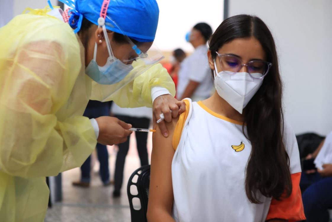 Sara Salazar, auxiliar de cátedra de la Facultad de Ciencias Químicas y Farmacia de la USAC, recibe vacuna Sputnik V contra el covid-19. (Foto Prensa Libre. Carlos Hernández Ovalle)