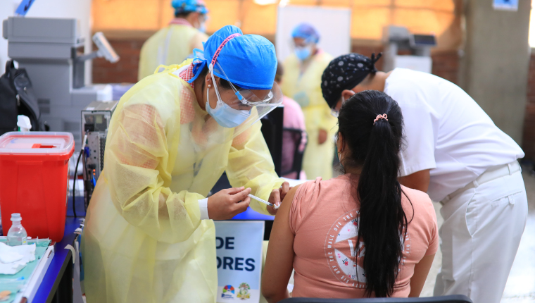 Los científicos aún no están seguro si una persona que ya recibió el esquema completo de una vacuna luego puede recibir las dosis de una vacuna distinta.  (Foto Prensa Libre: Hemeroteca) 