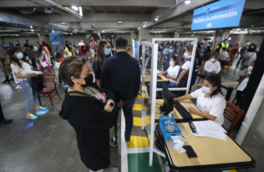 Varias personas acuden al centro de vacunación de Oakland Mall. (Foto Prensa Libre: Érick Ávila)