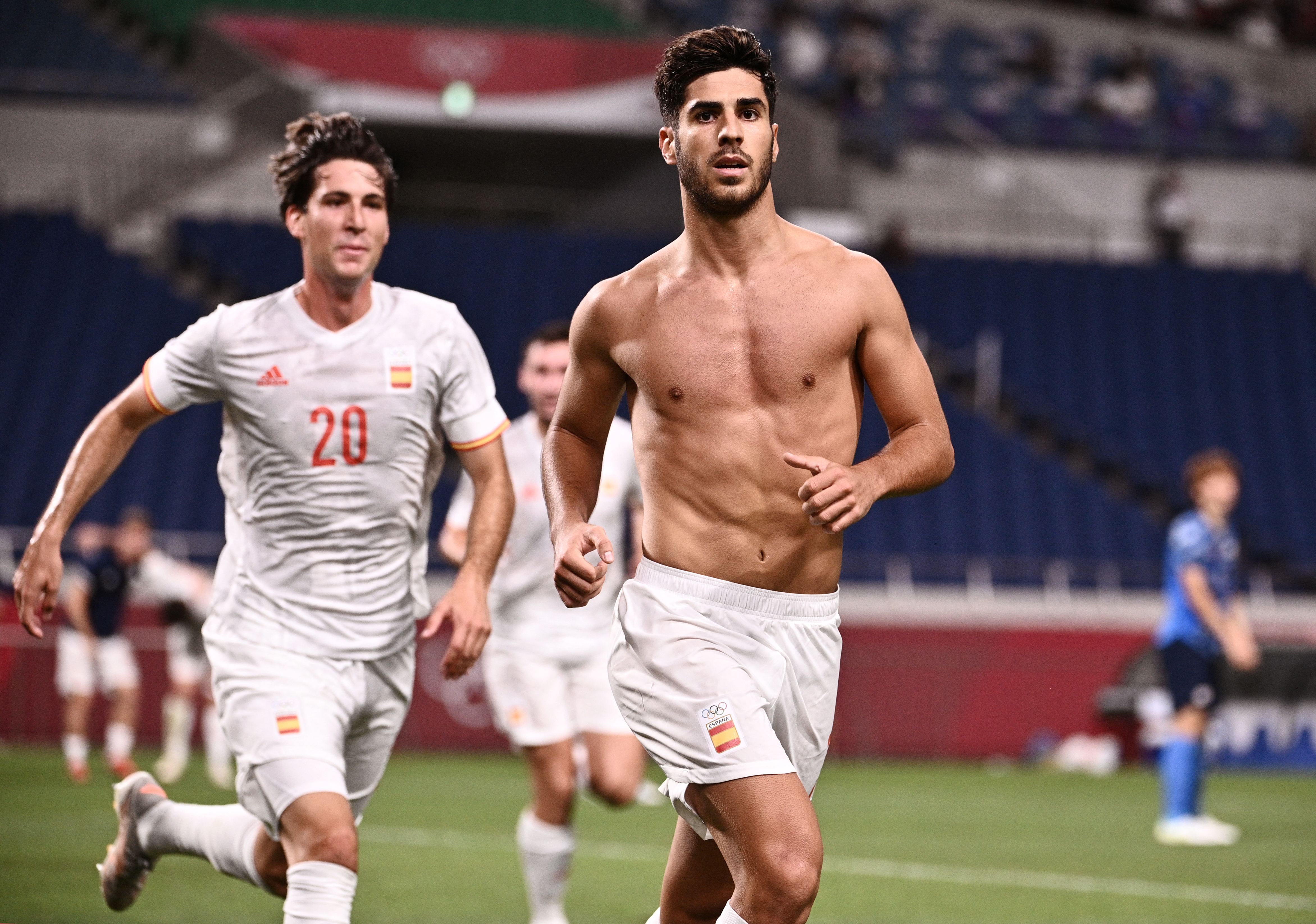 El mediocampista español Marco Asensio corre para celebrar el gol de la victoria ante Japón  y que le da el pase para disputarse la medalla de oro en la final ante Brasil que eliminó a México. Foto Prensa Libre: AFP.