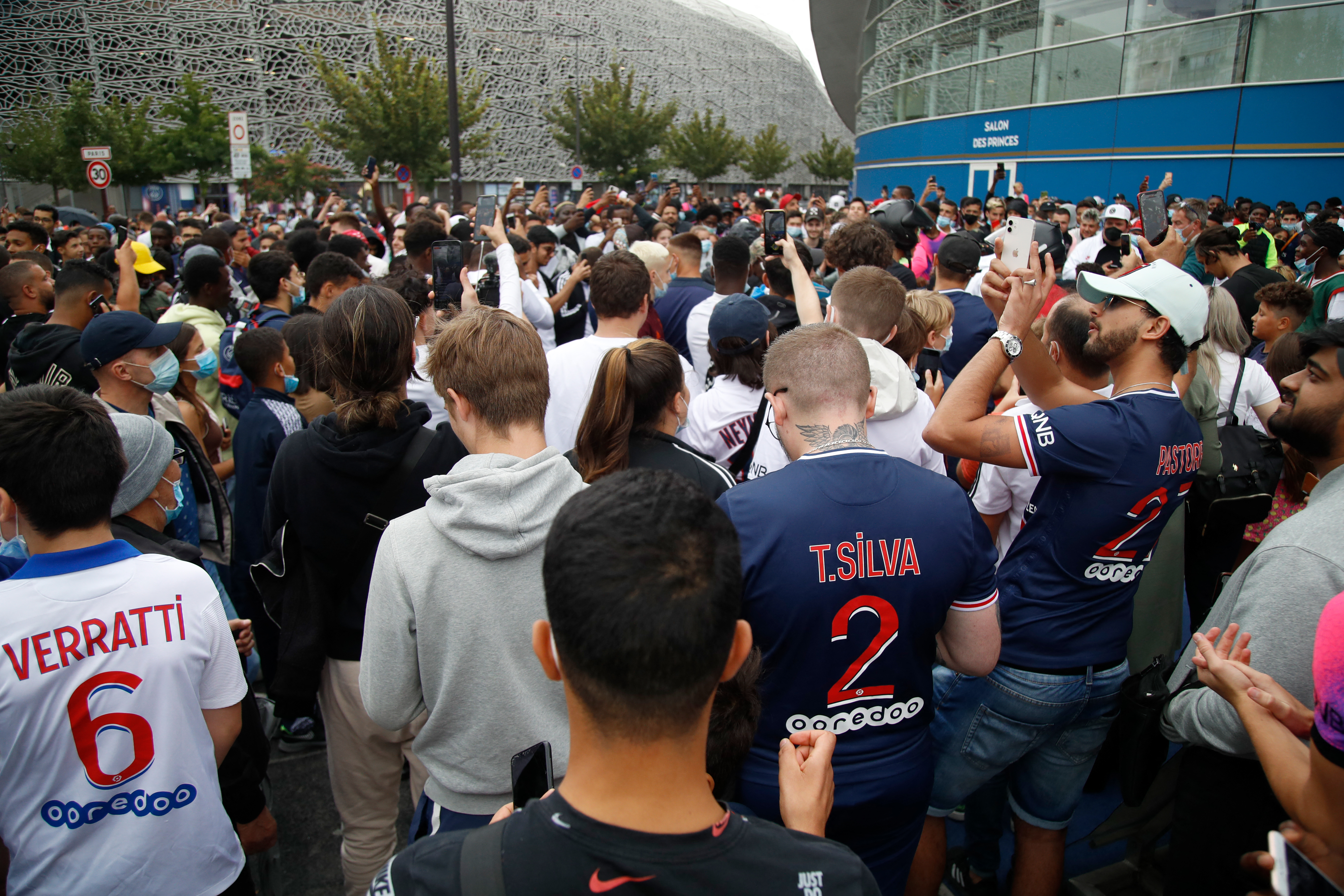 Aficionados del PSG esperan al argentino Lionel Messi afuera del estadio Parque de los Príncipes. Se supone que este lunes 9 de agosto podrían confirmar su vinculación con el cuadro francés. Foto Prensa Libre: AFP.