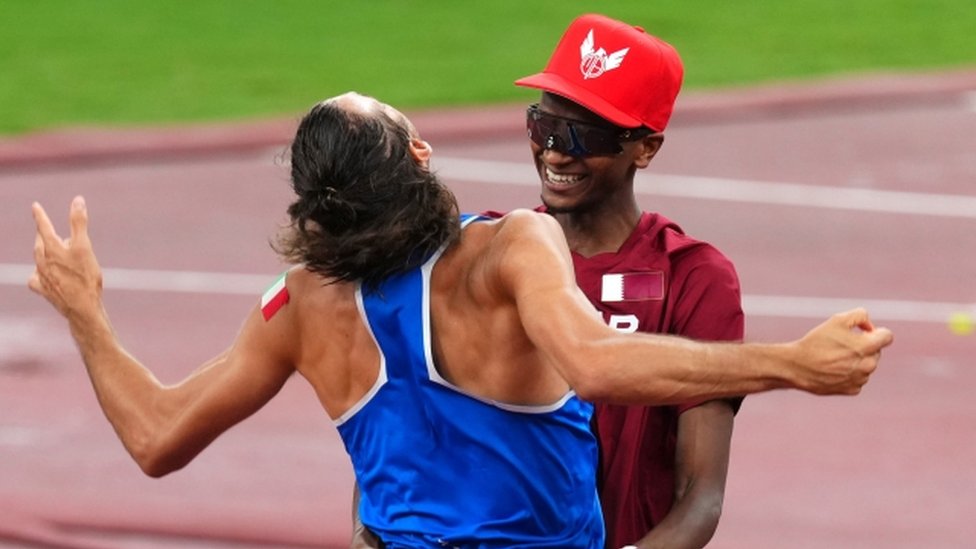 Mutaz Barshim y Gianmarco Tamberi (izquierda) celebran el triunfo. Reuters