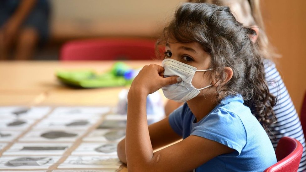 Los niños desarrollan por lo general un cuadro más leve de la enfermedad cuando se contagian. (GETTY IMAGES)