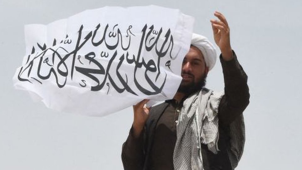 La bandera del Talibán ondea en la frontera con Pakistán. (GETTY IMAGES)