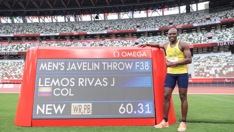 El colombiano José Lemos señala el tablero con su marca. (GETTY IMAGES)