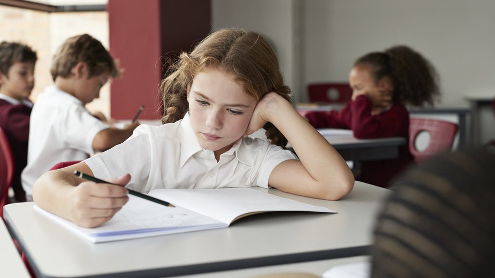 Quedarse quietos mientras aprendemos supone una carga cognitiva adicional. (GETTY IMAGES)