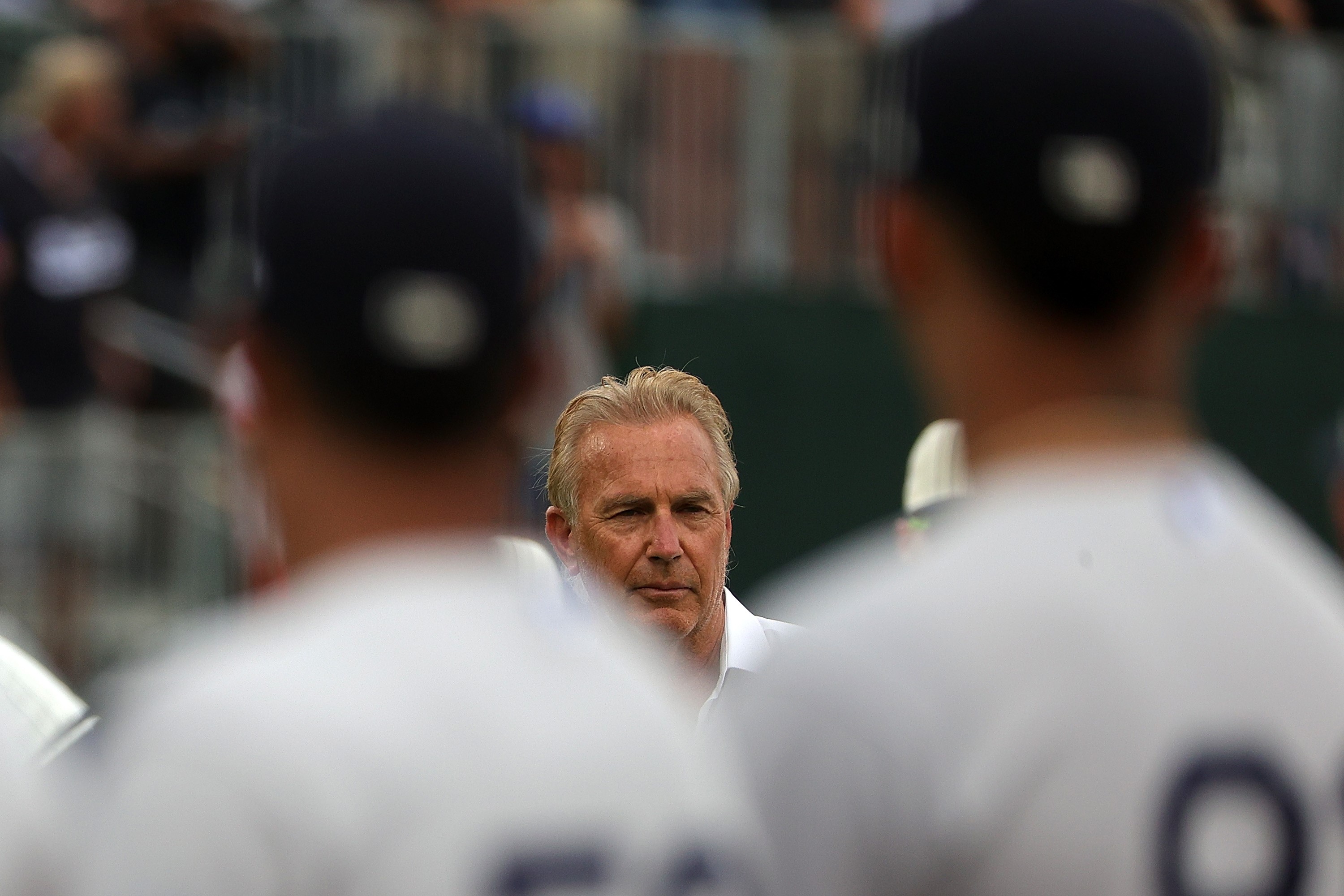 El actor Kevin Costner dio un emotivo discurso antes del juego entre los Medias Blancas de Chicago y los Yankees de Nueva York en el 'Field of Dreams'. Foto Prensa Libre: AFP.