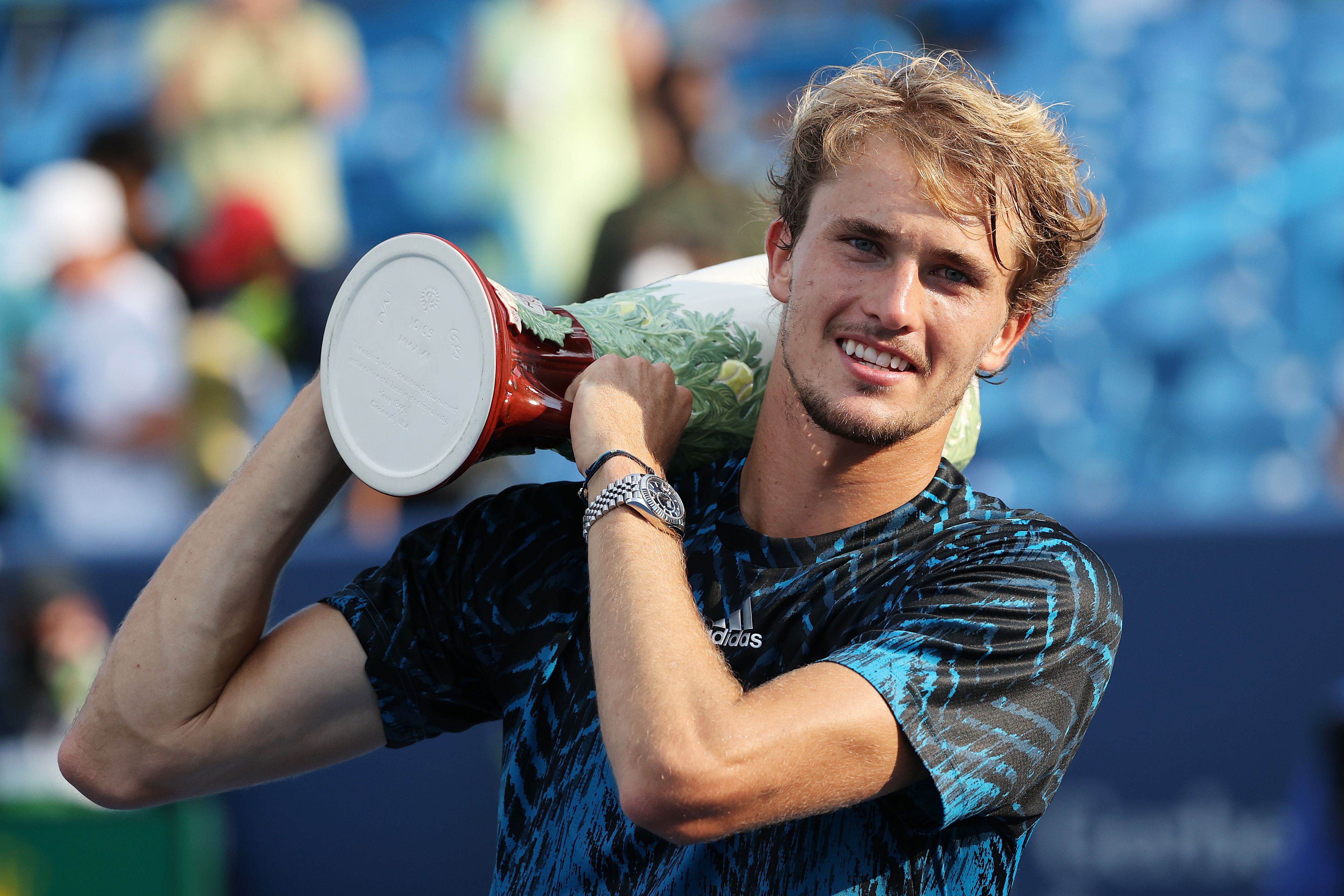 El alemán Alexander Zverev sostiene el trofeo de ganador después de vencer al ruso Andrey Rublev en la final del Western & Southern Open. Foto Prensa Libre: AFP.