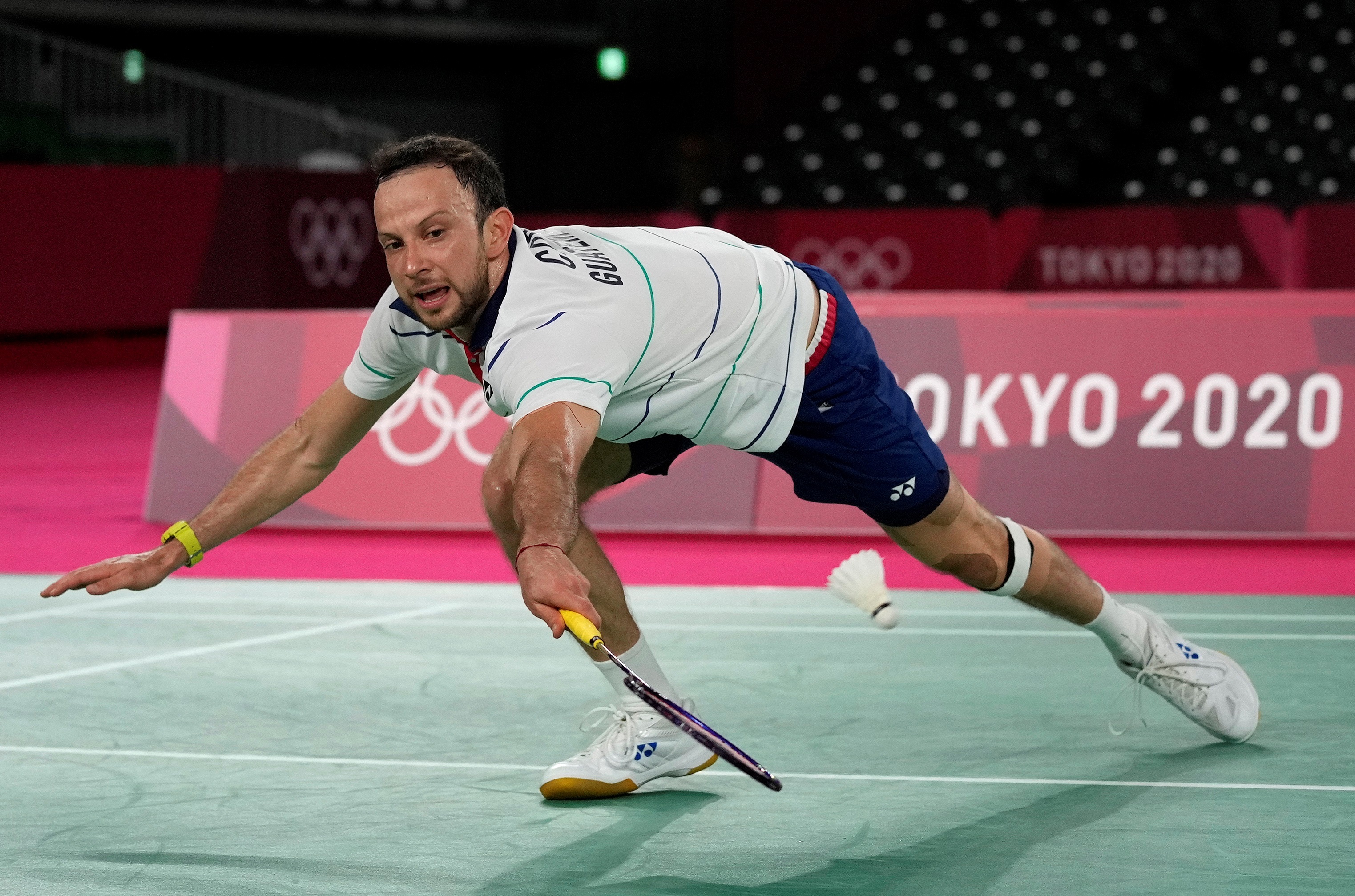 Kevin Cordón en acción ante el danés Viktor Axelsen durante la semifinal olímpica en el  Musashino Forest Plaza de Tokio, Japón. Foto Prensa Libre: EFE.